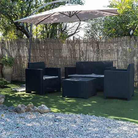 Frühstückspension Vesuvian Stone 4*