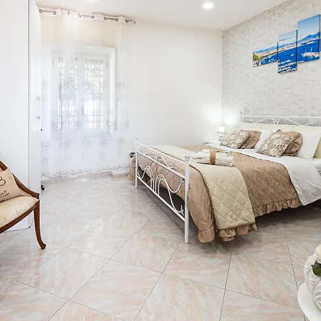 ベッド・アンド・ブレックファスト Vesuvian Stone